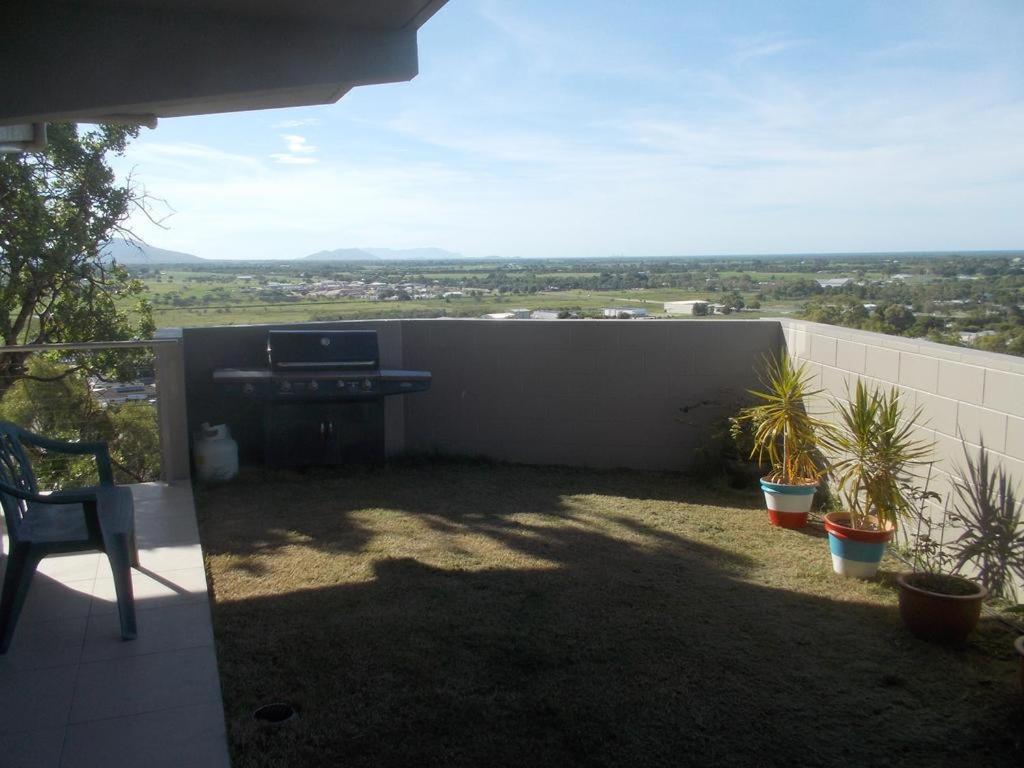 Margs Bed And Breakfast Bowen Bagian luar foto