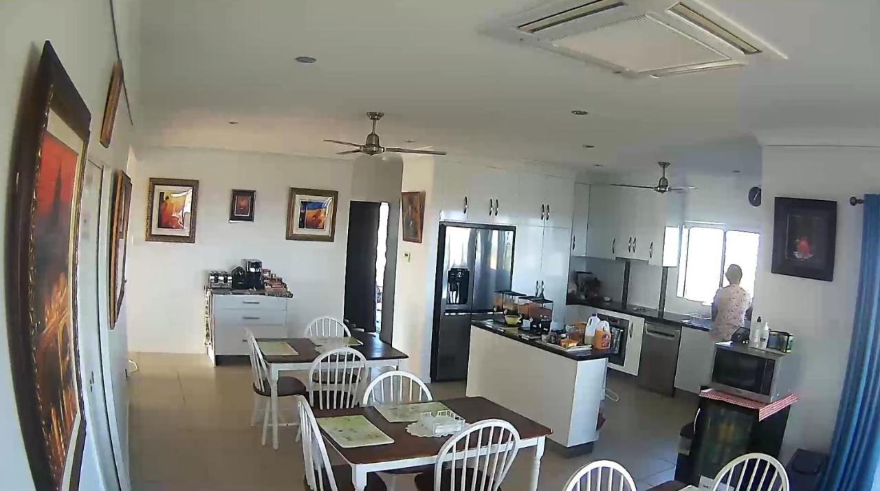 Margs Bed And Breakfast Bowen Bagian luar foto